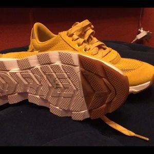 Sorel kinetic yellow comfort shoes